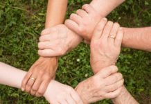 Comunicación interna: Por qué crear una red social interna en empresas con equipos de trabajo deslocalizados trabajo equipo manos