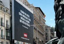 Velilla cuelga un mensaje frente al Congreso: `Cuando no sepáis cómo arreglar el país, buscad a alguien que vista de Velilla´