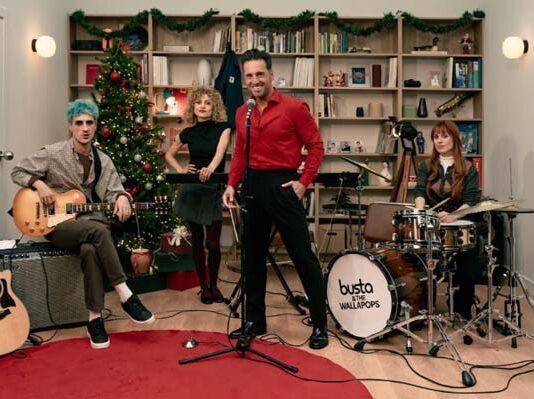 Cinco ideas brillantes que reinventan la creatividad: del anti-villancico de Bustamante a bodas en el hipermercado