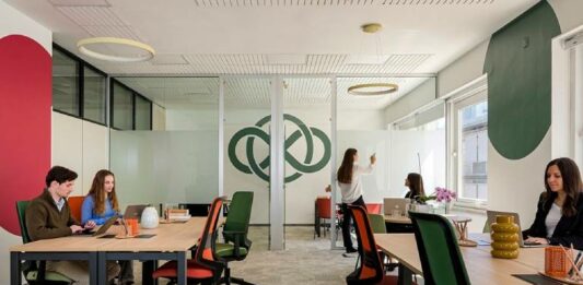 No es oficina. No es casa. Es marca: cuando el branding comienza en el espacio físico