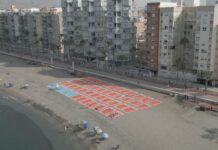 Telpark transforma la playa del Zapillo en un aparcamiento de toallas e invita a los bañistas a “aparcar” la suya