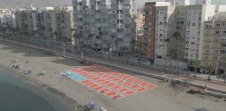 Telpark transforma la playa del Zapillo en un aparcamiento de toallas e invita a los bañistas a “aparcar” la suya