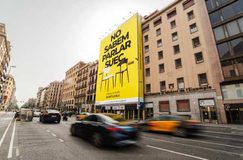 Barimueble irrumpe en Barcelona con una campaña disruptiva: “No sabemos hablar sueco”