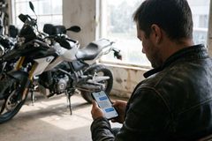 De ChatGPT al concesionario: así está cambiando la forma de comprar una moto